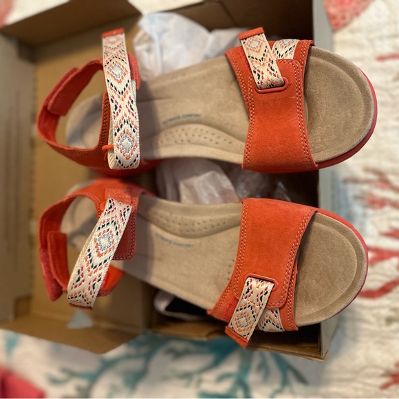 New in box Clark’s adjustable comfort sandals - Picture 7 of 7